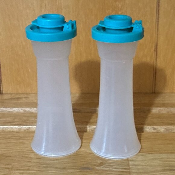 Vintage Tupperware Salt & Pepper Shakers Set Blue Closeable Lids Spice 4" - Picture 10 of 13